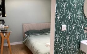 Central Ensuite Guest Unit With Free On-Street Parking